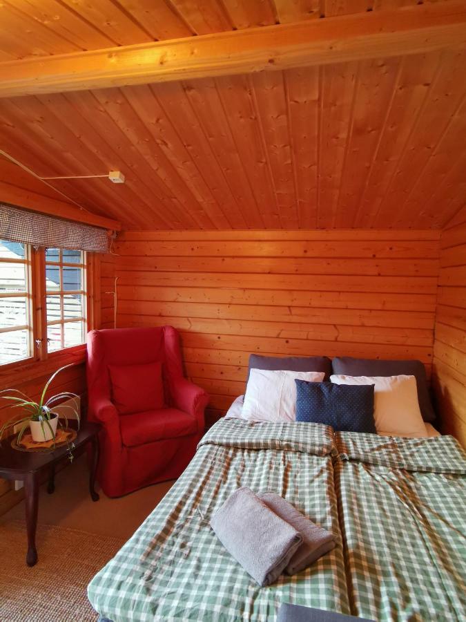 קארלסטאד Timber Cottages With Jacuzzi And Sauna Near Lake Vaenern מראה חיצוני תמונה