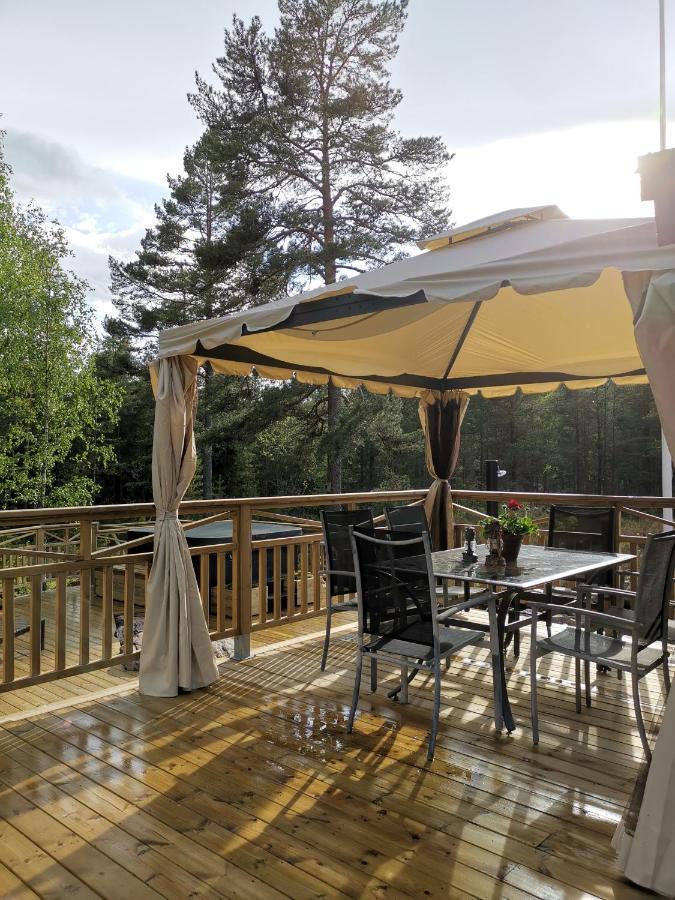 קארלסטאד Timber Cottages With Jacuzzi And Sauna Near Lake Vaenern מראה חיצוני תמונה