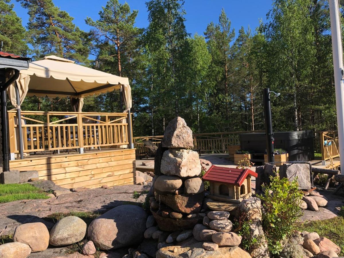 קארלסטאד Timber Cottages With Jacuzzi And Sauna Near Lake Vaenern מראה חיצוני תמונה