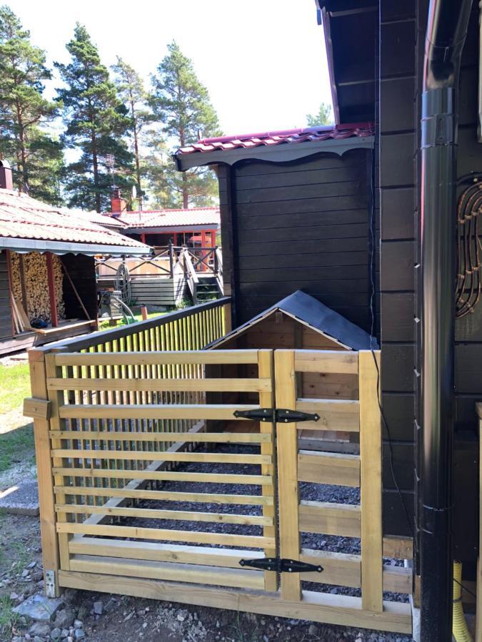 קארלסטאד Timber Cottages With Jacuzzi And Sauna Near Lake Vaenern מראה חיצוני תמונה