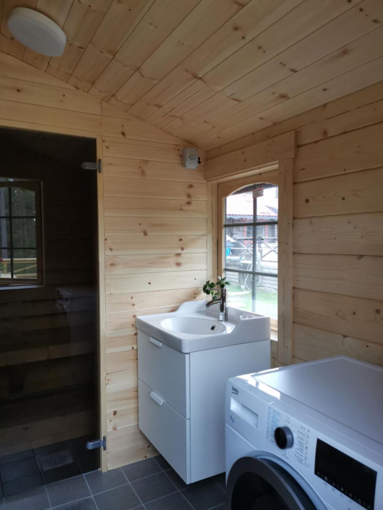 קארלסטאד Timber Cottages With Jacuzzi And Sauna Near Lake Vaenern מראה חיצוני תמונה