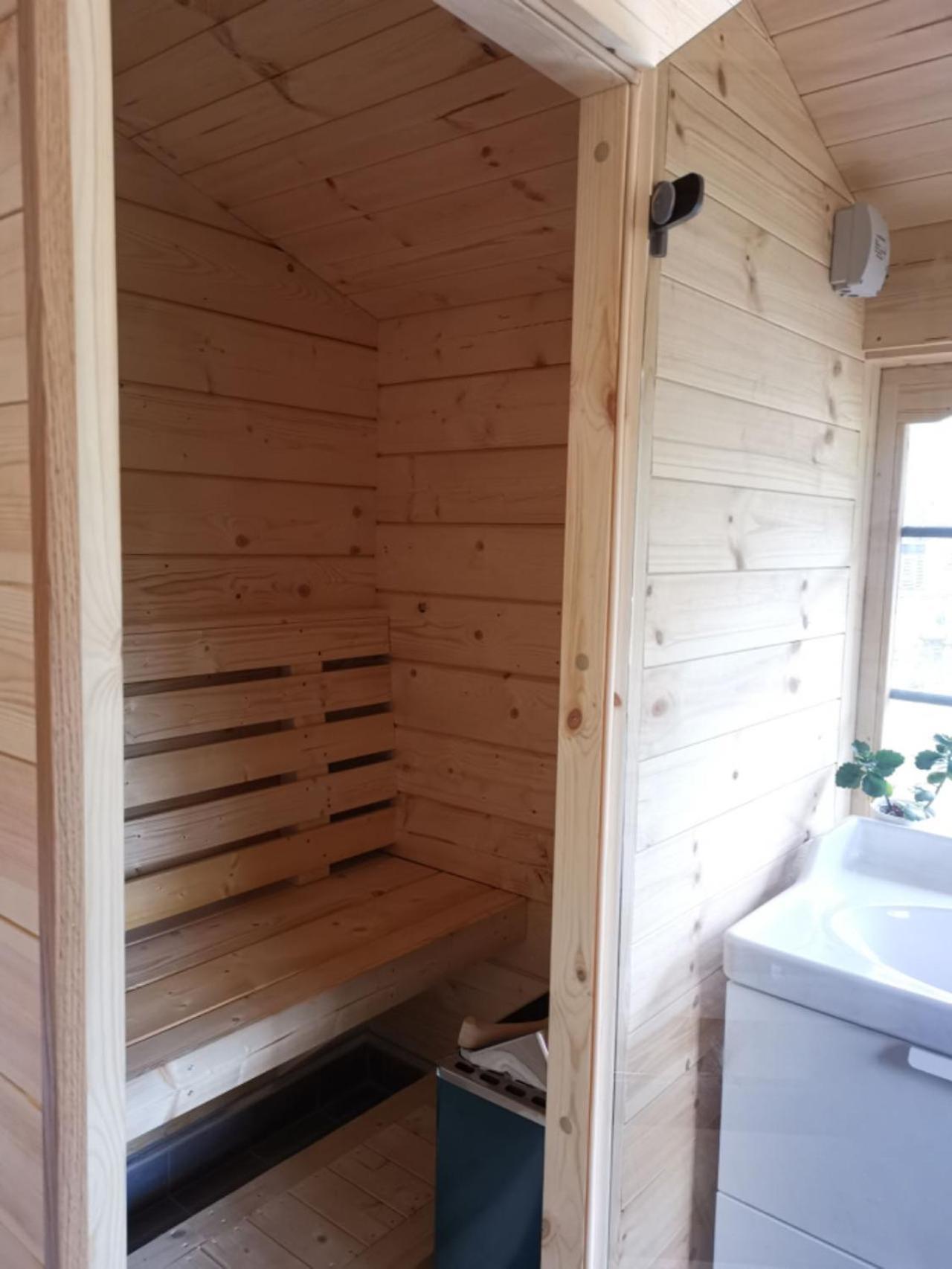 קארלסטאד Timber Cottages With Jacuzzi And Sauna Near Lake Vaenern מראה חיצוני תמונה